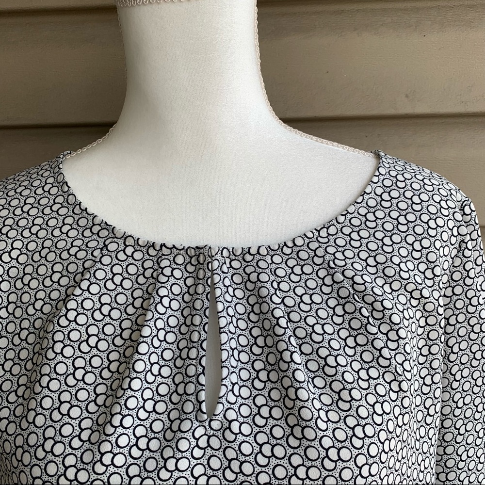 •ANN TAYLOR• Graphic Keyhole Blouse - Size Small - Picture 2 of 9